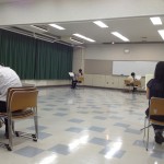 集中して自分の音をチェックするため？壁に向かっています。